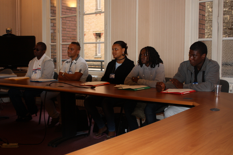 Julien (La Réunion), Clarissa, Raïssa, Jeremy et Kevin (La Martinique) attentifs aux premières recommandations.