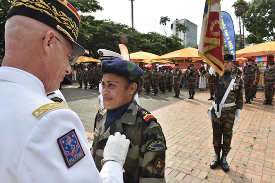 Remise de médaille à une jeune volontaire lors des 30 ans du Régiment de Nouvelle Calédonie.