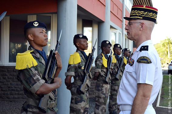 Le général de Revel passe en revue les volontaires mahorais.